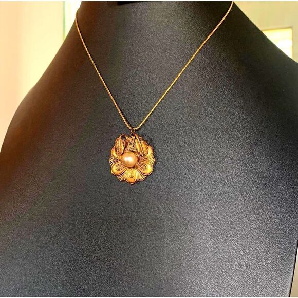 Gorgeous Scroll Pendant with Pearl, in Antique Gold, Unmarked - Picture 2 of 6